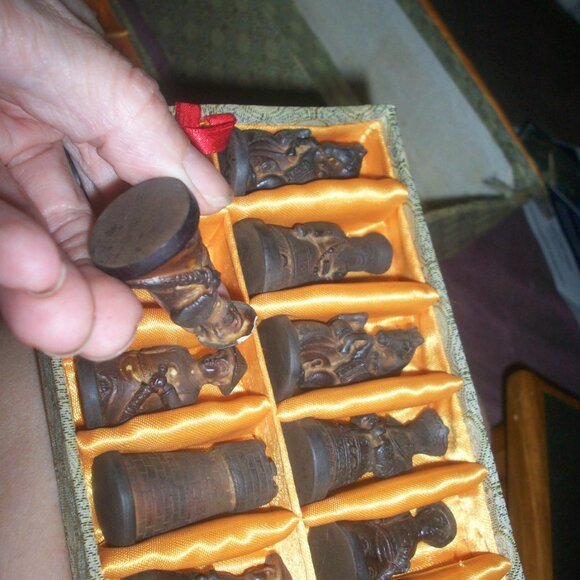 Vintage Boxed Chinese Carved Chess Set Fabric Lined 2 Tier Box w/ Matching Board - Picture 14 of 15